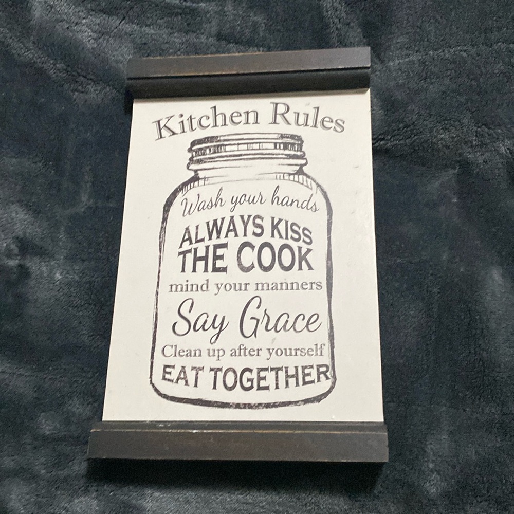 Kitchen rules sign can be hung or stood.